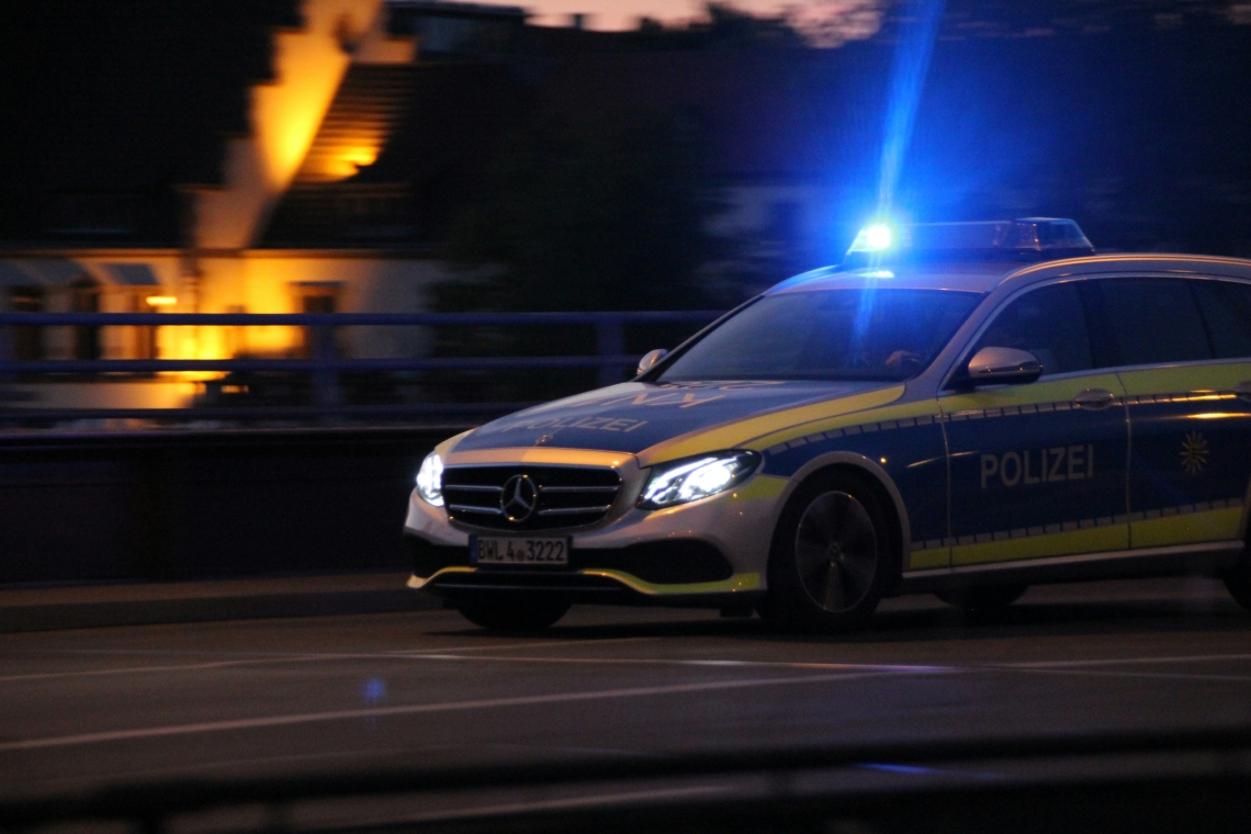 Betrunkener 16-Jähriger flieht mit Auto vor der Polizei 